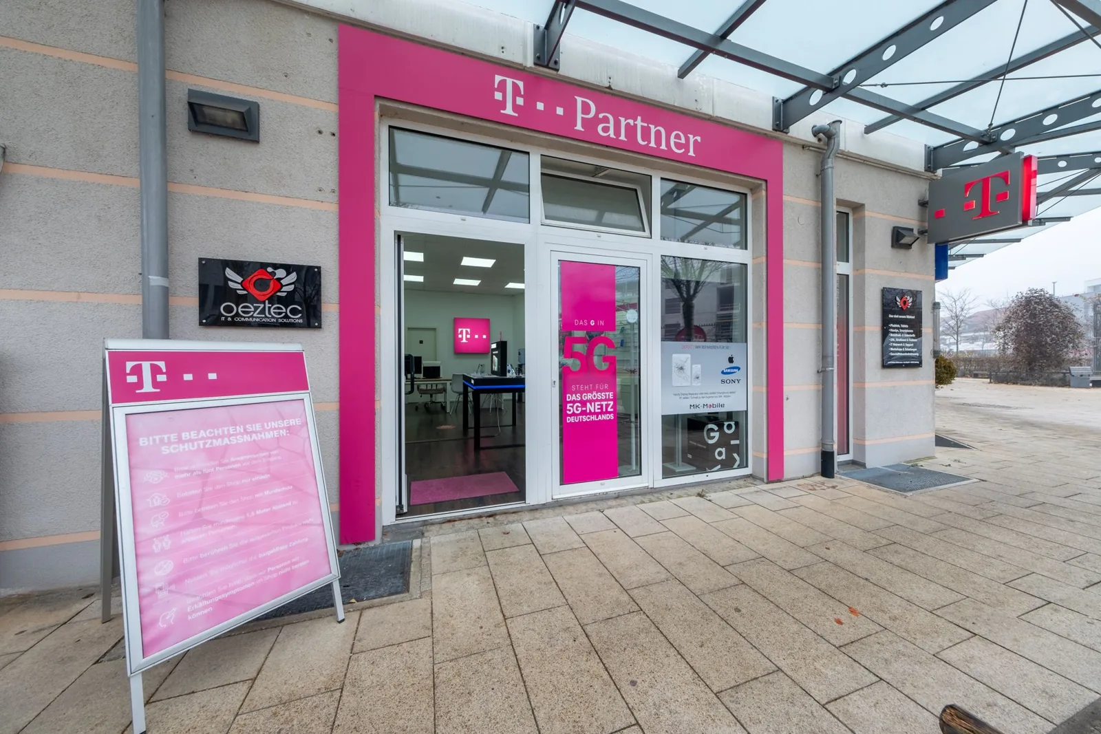 Eingang des Telekom Shops Gilching am Marktplatz