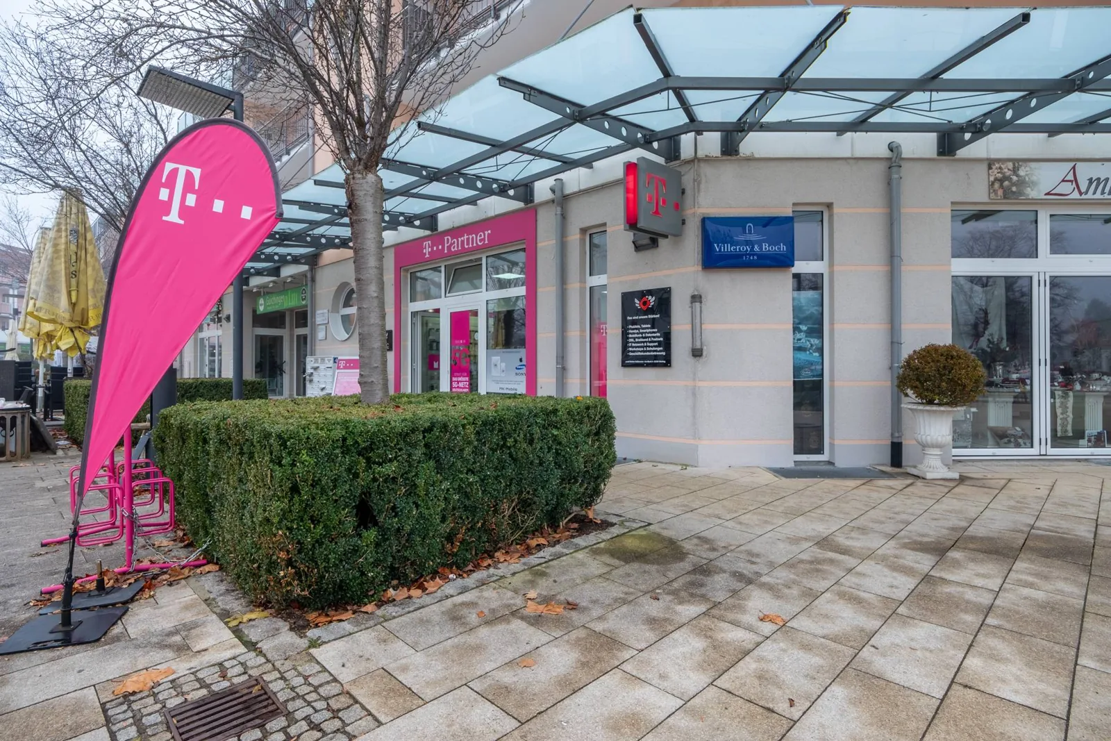 Außenansicht des Telekom Shops Gilching mit Beachflag