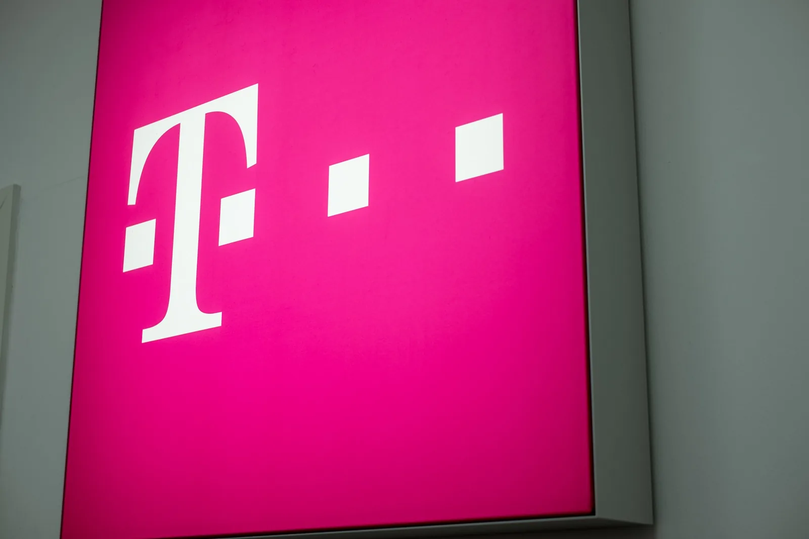 Telekom-Leuchtkasten im Laden